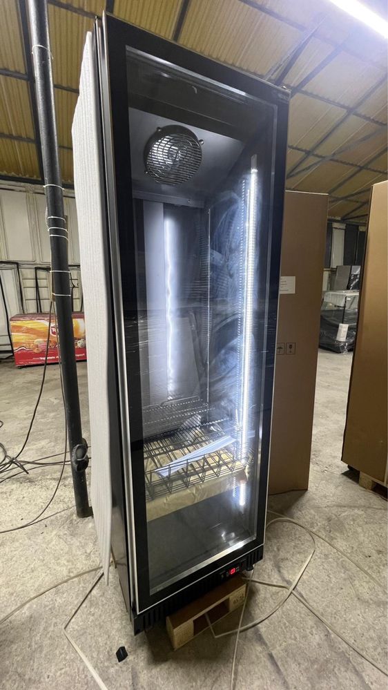 Vitrina frigorifica verticala pentru sucuri cu led