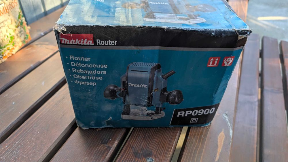 Masina de frezat Makita RP0900 - folosita 10 minute