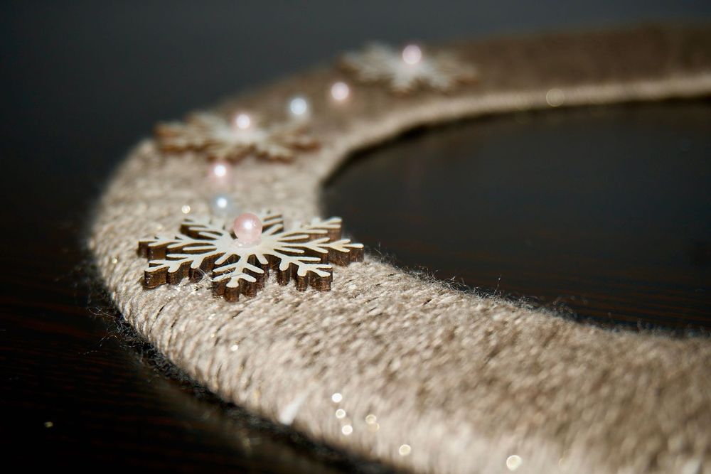 Golden Snow Wreath – Decorațiune handmade de Crăciun