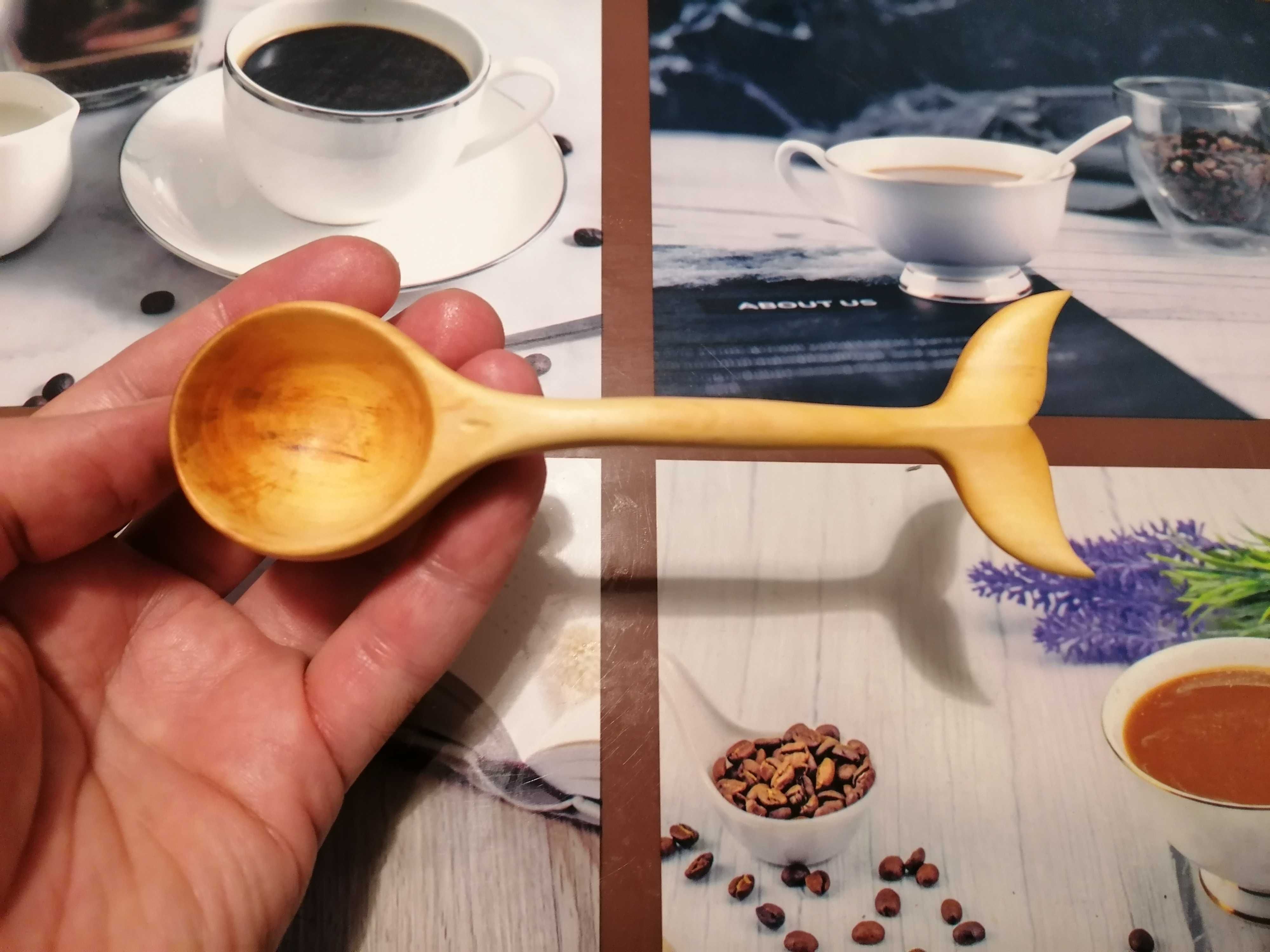 Lingura dozaj cafea sculptata manual din lemn de cires.