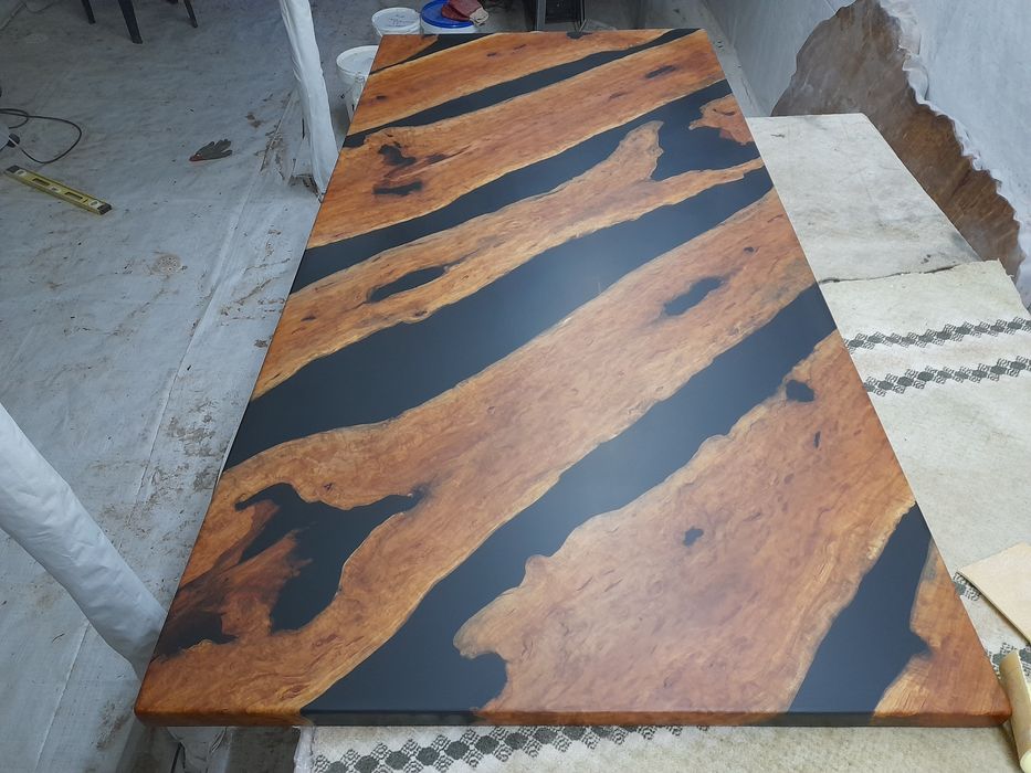 Маси и плотове от епокс и масив