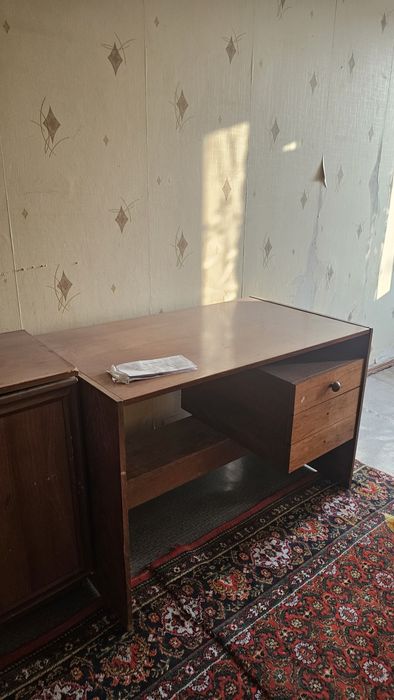 Старые мебели для кухни и рабочий стол