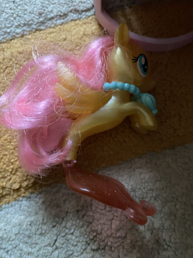 Figurina My Little Pony Ponei de mare cu colier - Fluttershy