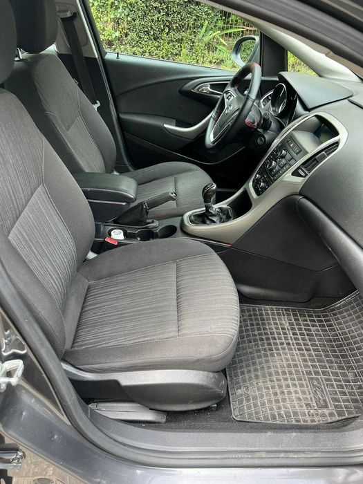 Opel Astra J 2011