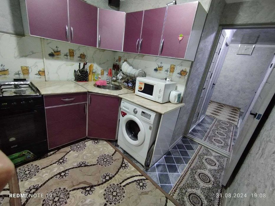 Олтин Олма районида 4 хонали квартира сотилади