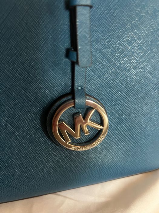 Кожена чанта Michael Kors Jet set shopping синя