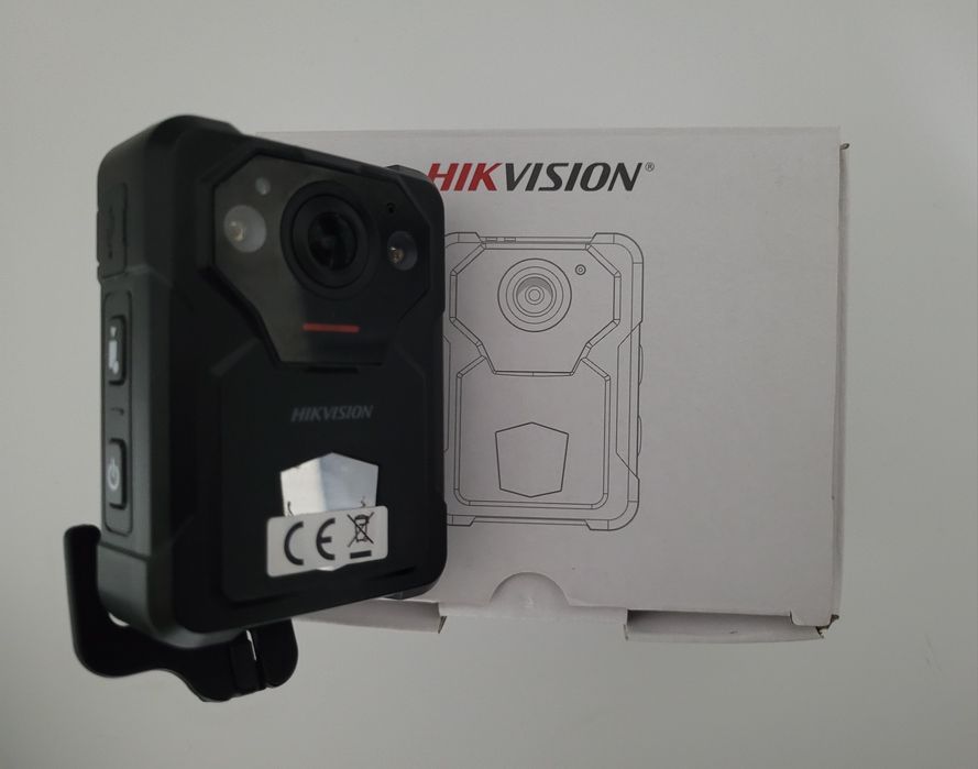 Профессиональная нагрудная камера Hikvision DS-MCW406