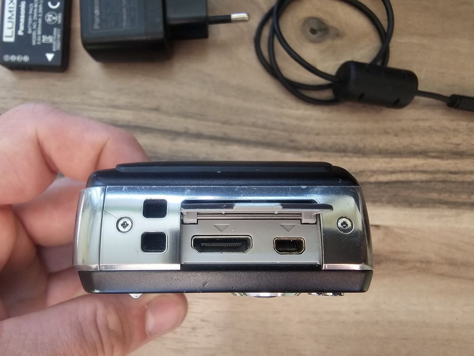 Panasonic Lumix DMC-ZS19 + оригинално зарядно и батерия + SD карта