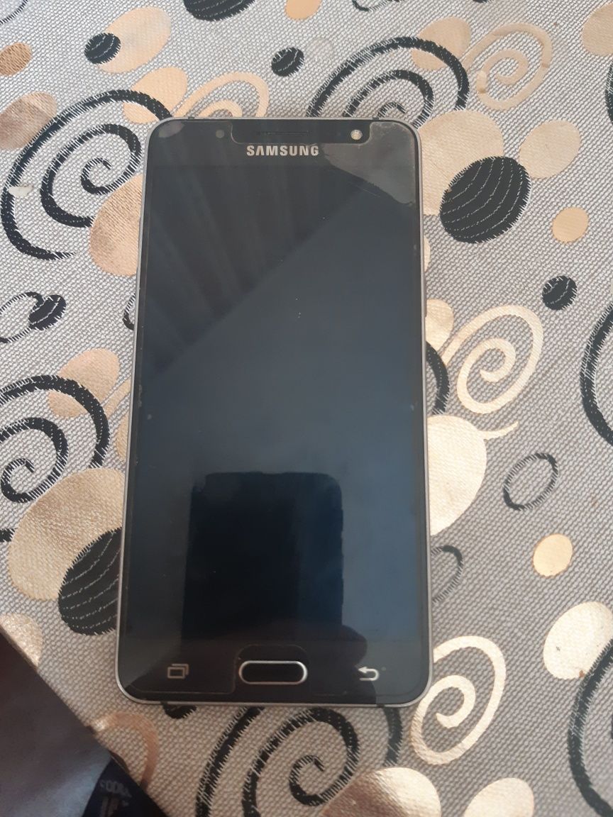 Samsung J5 с чехлом.