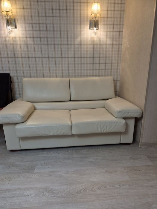 Диван кожаный, бежевый