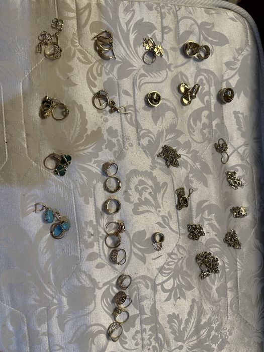 Золотые изделия продаю