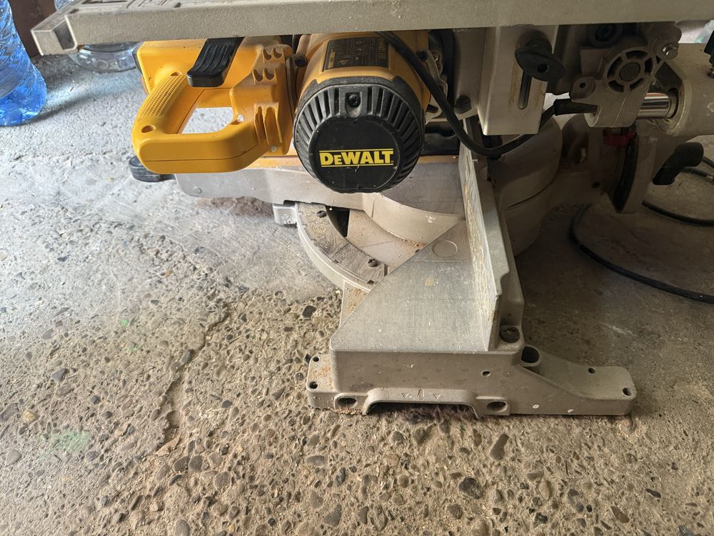 Vand Ferastrau DeWALT D27112 circular cu banc culisant