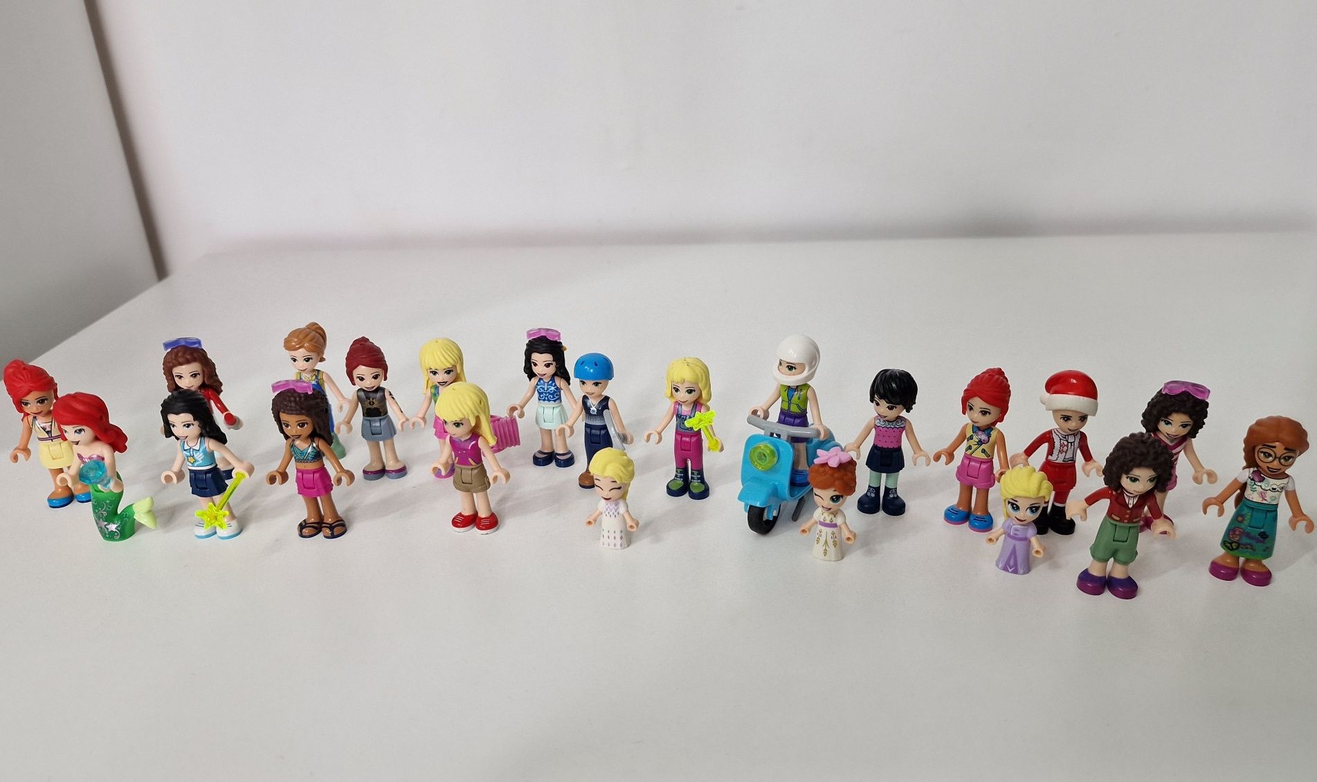 Vand 22 de figurine Lego Friends cu accesorii