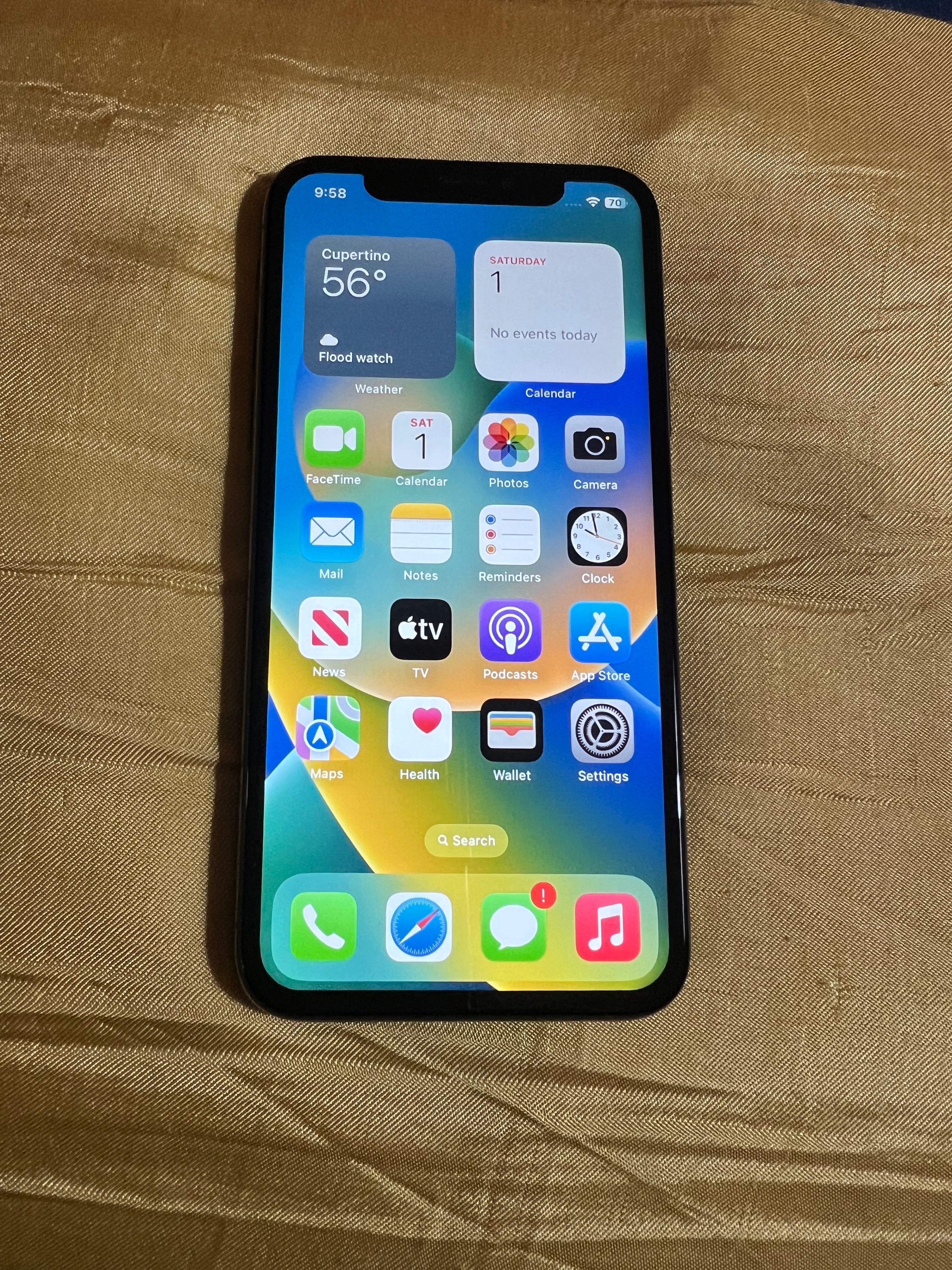 iPhone X -64GB,Black,зарядно,не е заключен