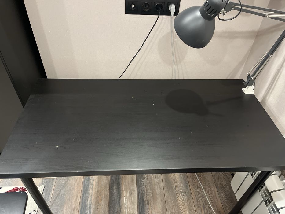 Стол с прикрепной лампой