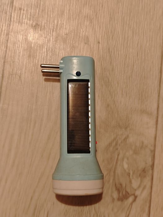 Фонарик с зарядкой от солнечной батареи и 220 вольт