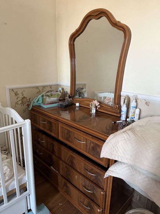 Комод вместе с зеркалом
