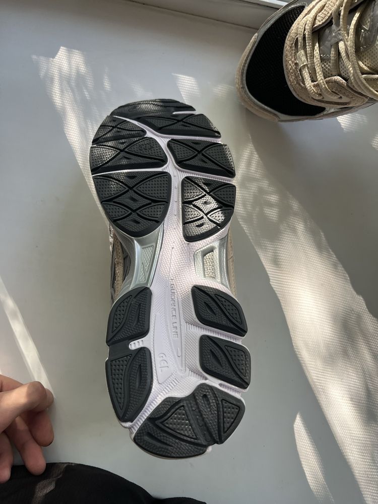 Продам кросовки asics