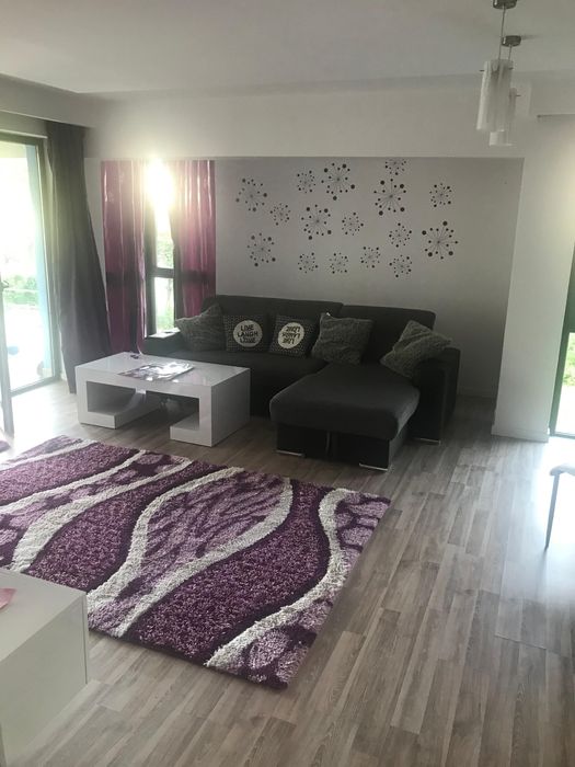 Coltar extensibil cu lada lenjerie si perne decorative