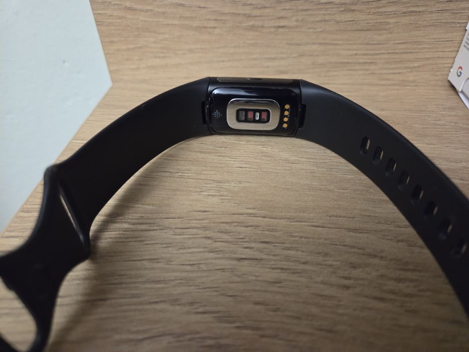 Google Fitbit Charge 6 смарт часовник / фитнес гривна