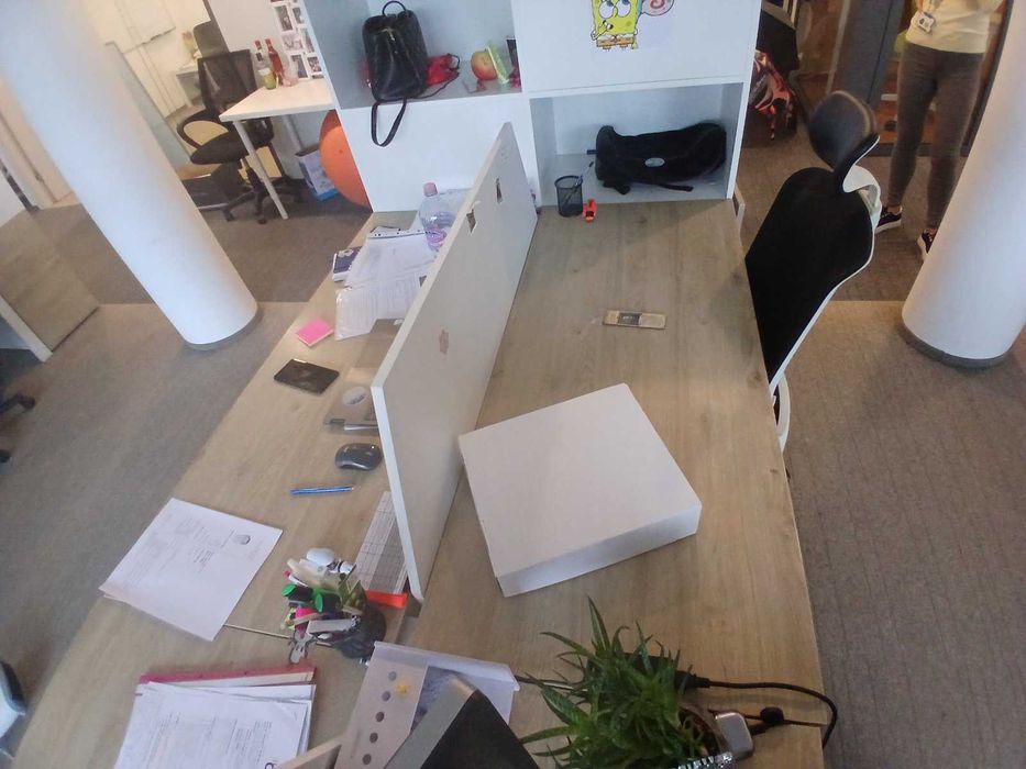 офис бюра с преграда