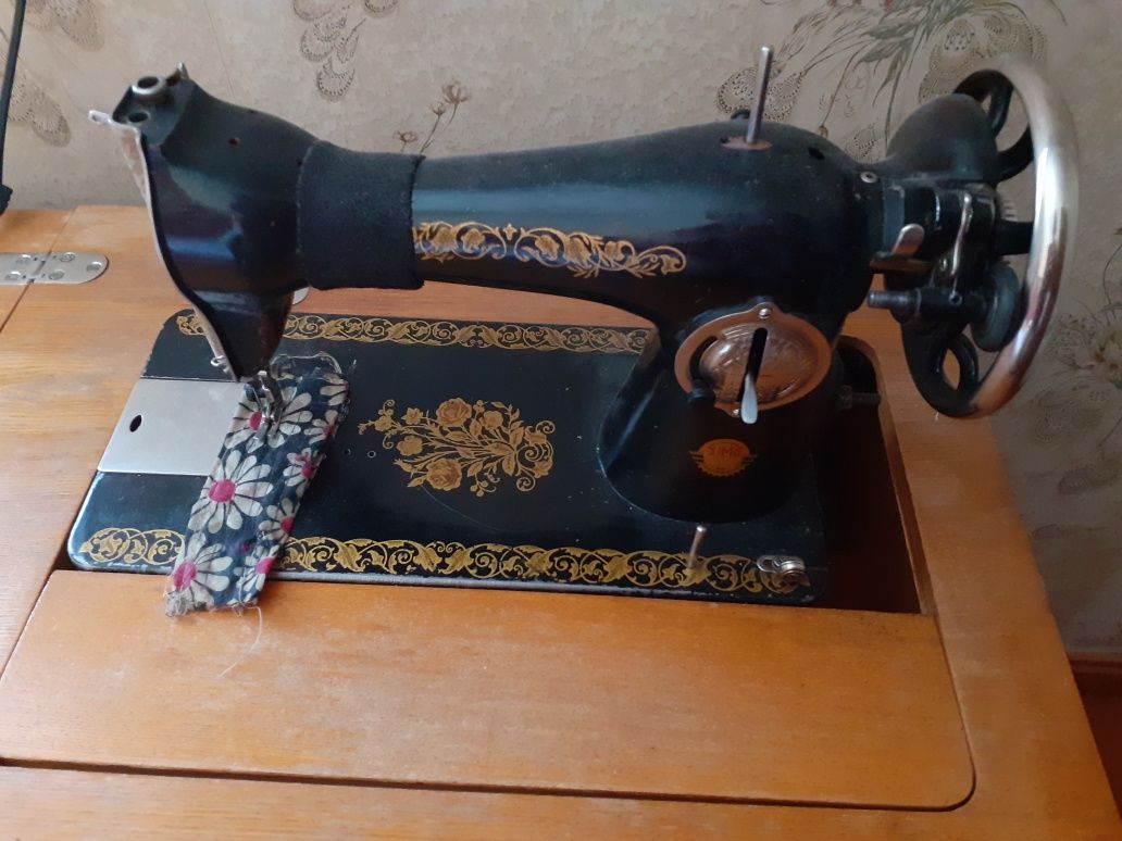 Продам швейную машину