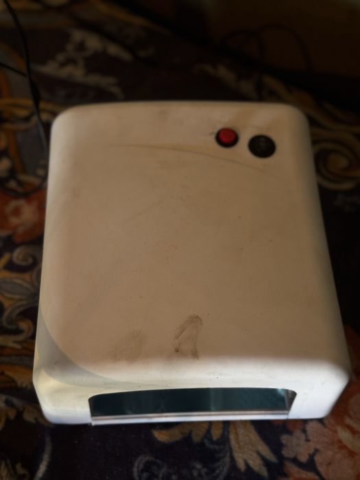 Ультрафиолетовая лампа на ногти