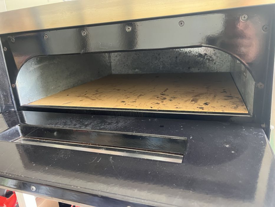 Cuptor pizza cu samota in interior