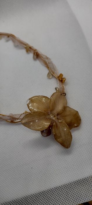 Колие с естествен цвят на орхидея.  Дължината е максимално 30 см