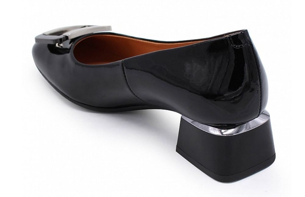 Дамски черни лачени обувки с катарама и нисък ток