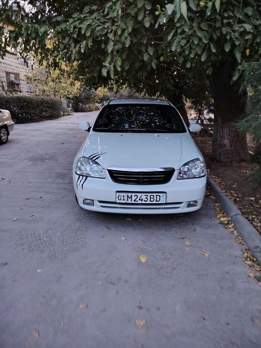 Продается машина lacetti 1.8 2010