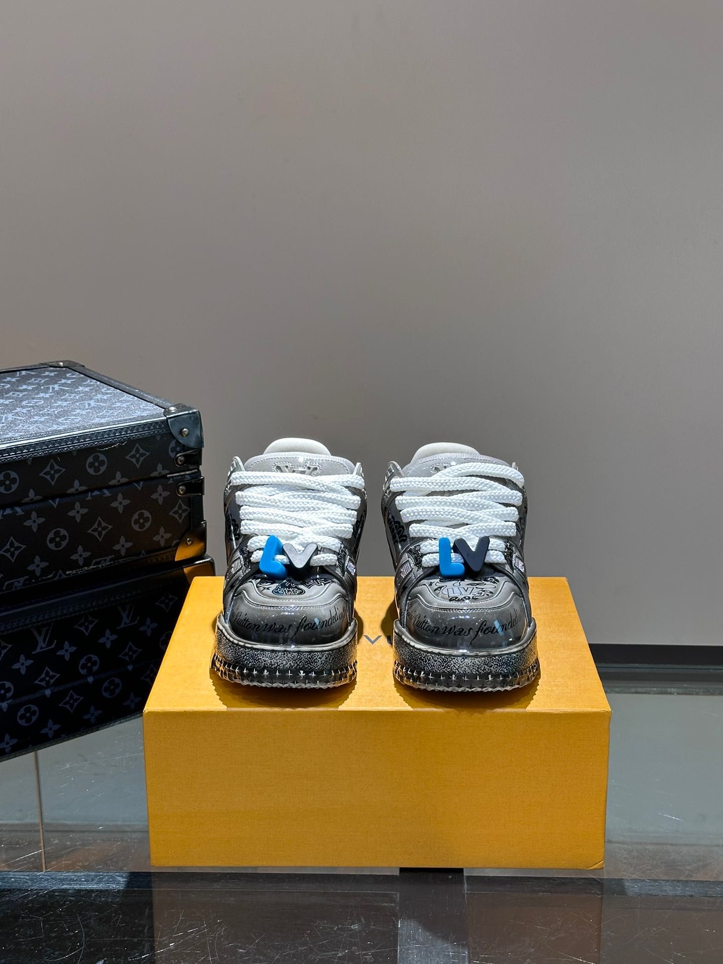 Papuci LOUIS VUITTON, Calitate Premium, Icarus Brands