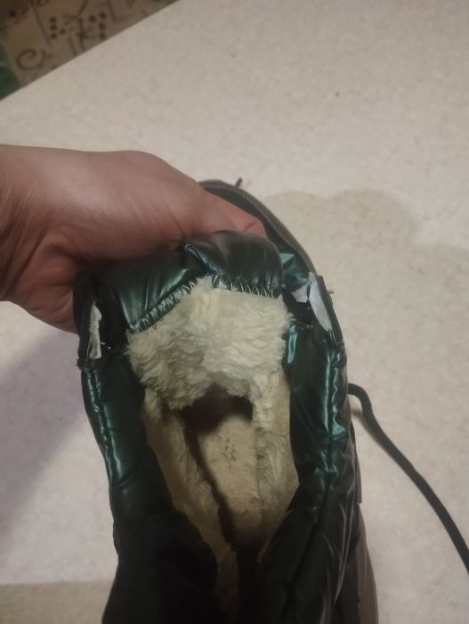 Продаю утеплённые ботинки.