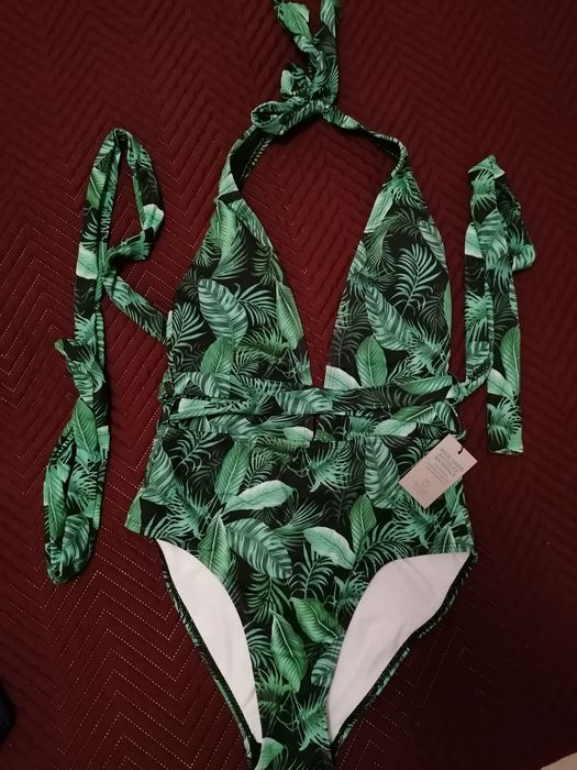 Costum de baie întreg,nou cu etichetă,mărime 36, negru/print tropical