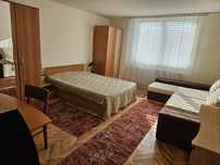 Închiriez apartament cu 3 camere.