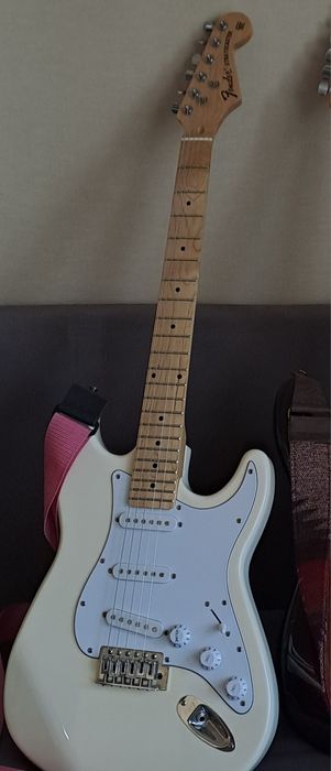 Белая Электрогитара
