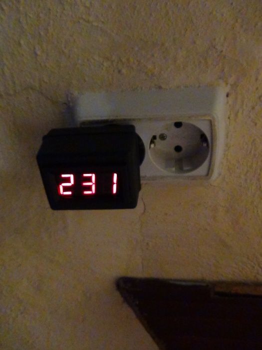 Voltmetru de monitorizat permanent reteaua de 220V