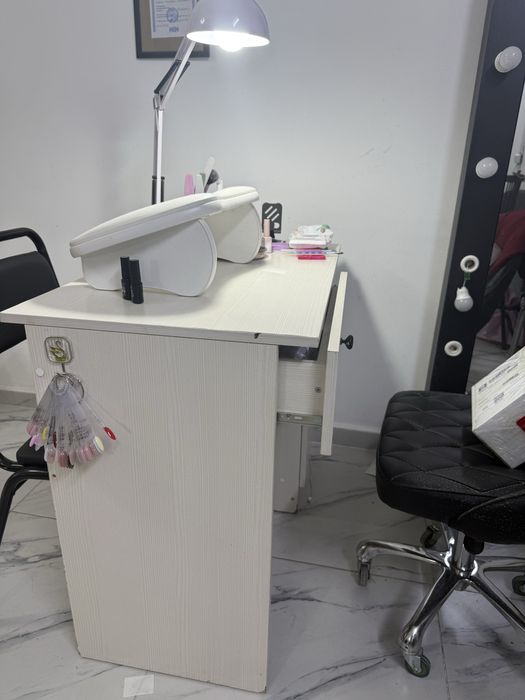 Маникюрный стол