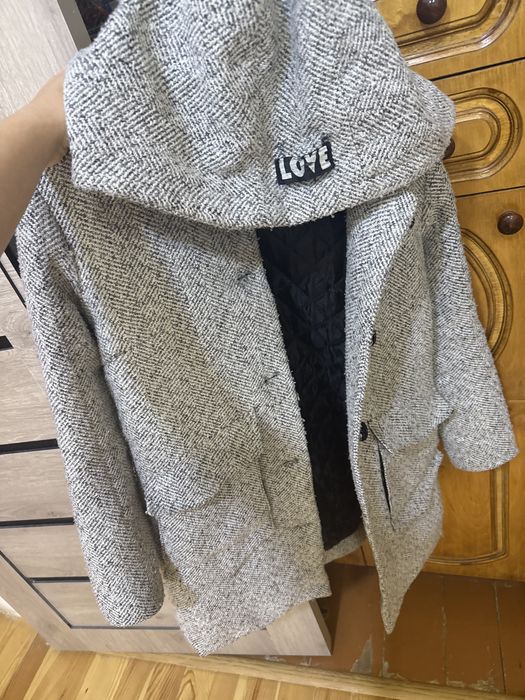 Продаётся женское димесезонное пальто с капюшоном