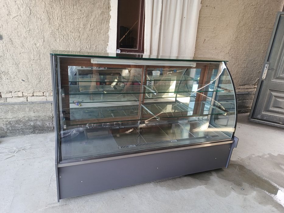 Vetrina xaladelnik sotiladi