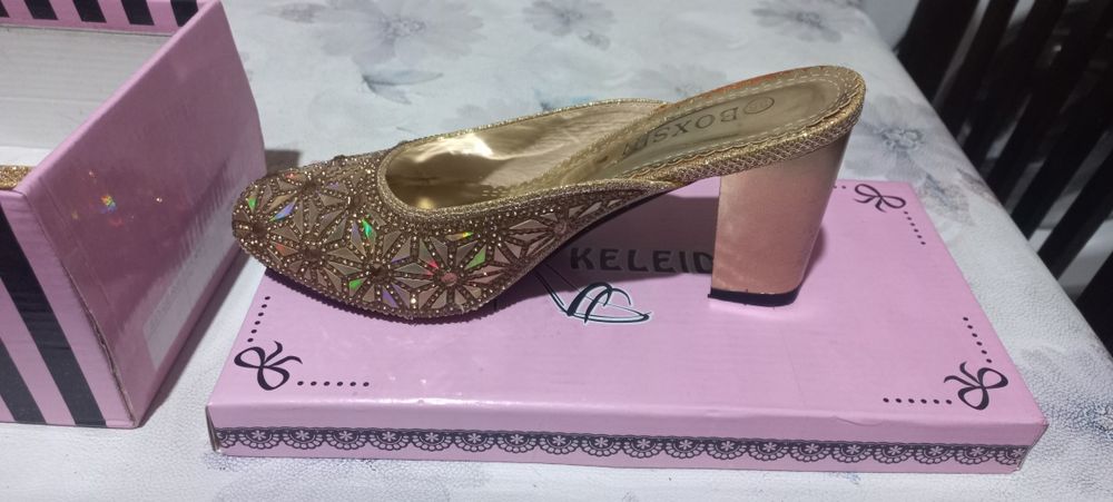 Ayollarni kelinlikda kiyadigan tuflisi sotiladi yangi.