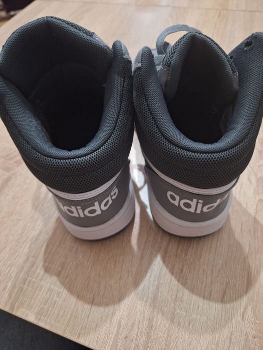 Маратонки адидас