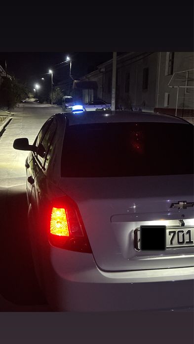 Migalka ko’k. Tomga qo’yiladi. Tegi magnitli + vakum