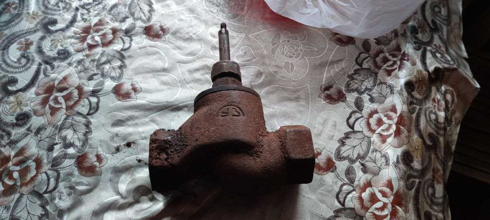 Вентиль чугунный. со сгоном и адаптером пвх всё Д=40 железные и пвх