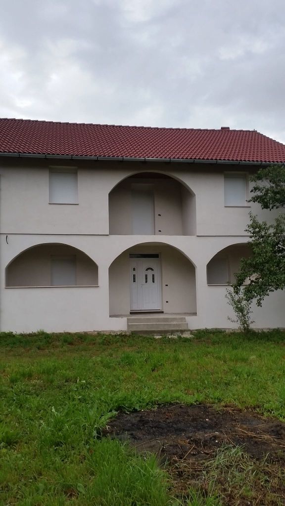 Casă + anexă + teren de vânzare