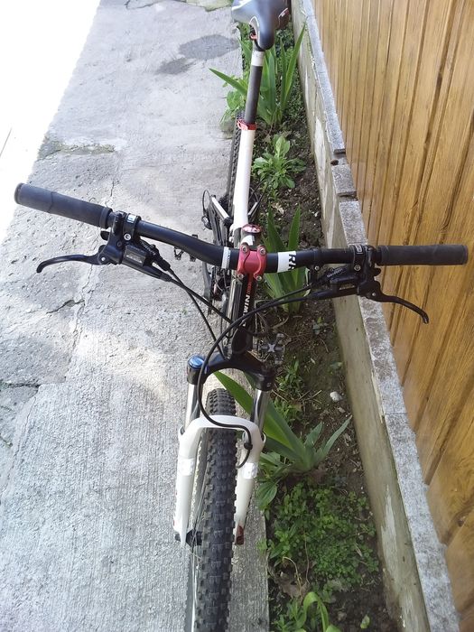 Bicicleta full suspension