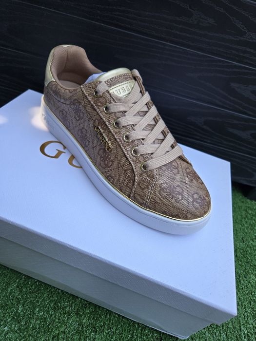 Adidași noi Guess