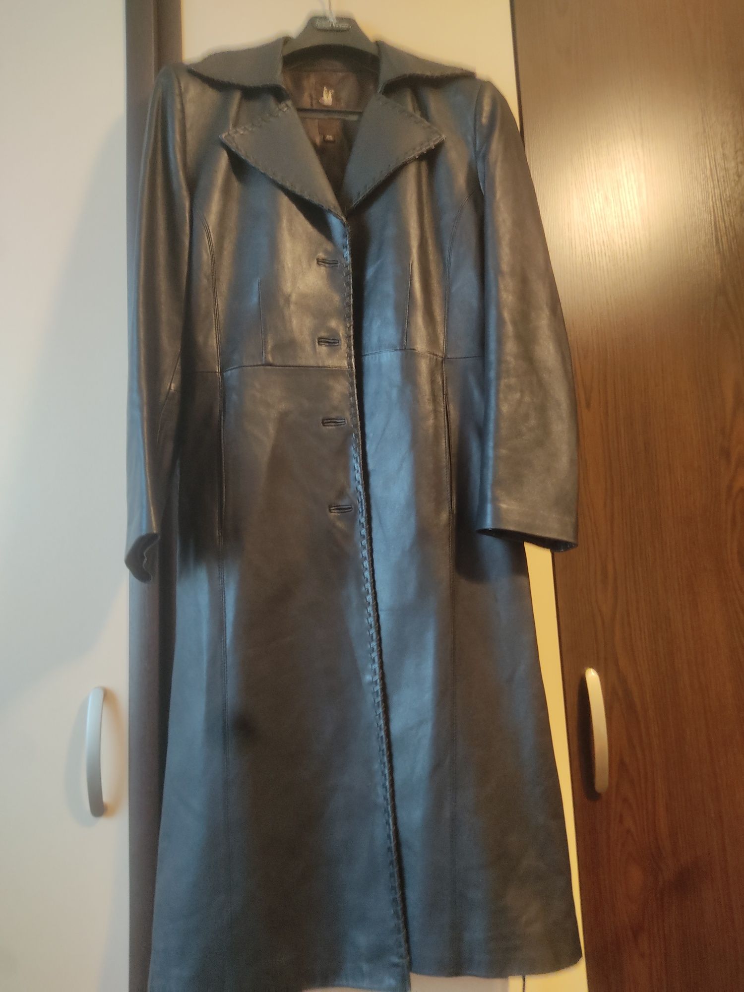 Пальто кожанное на подкладке черного цвета