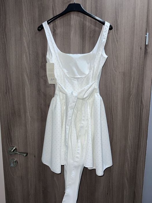 Бяла къса рокля