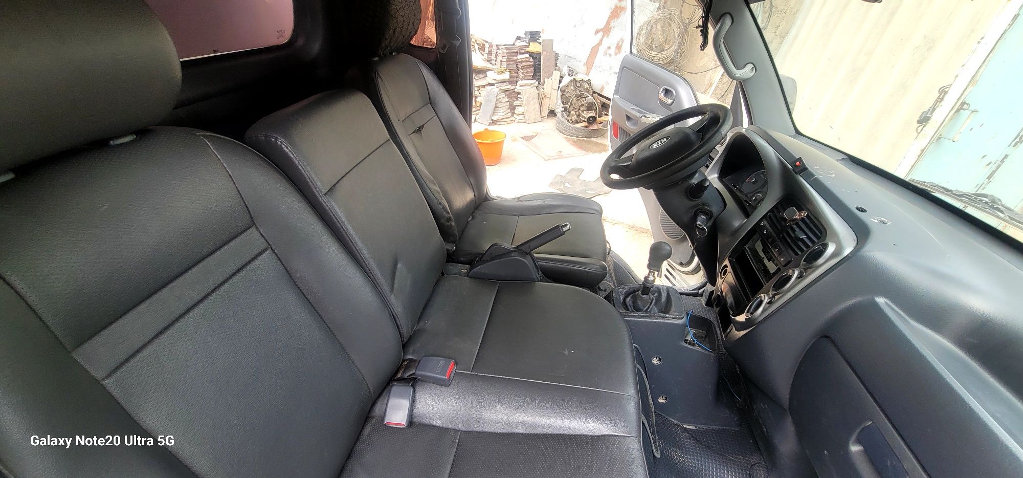 Kia bongo 1.200 sotiladi